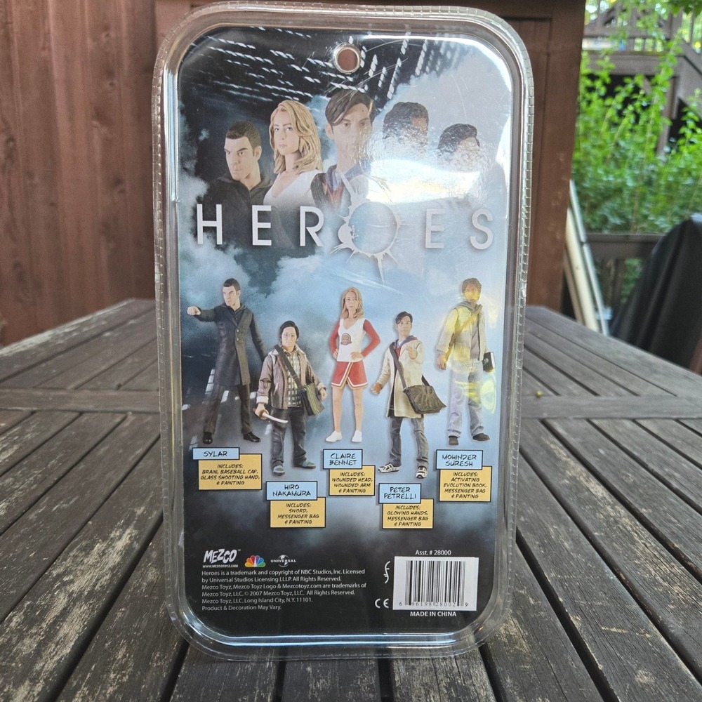 Mezco Heroes Series 1 Claire Bennet Action Figure Sealed Cheerleader Hayden 2007 - Picture 3 of 6